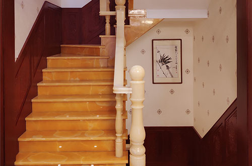 石河子中式别墅室内汉白玉石楼梯的定制安装装饰效果